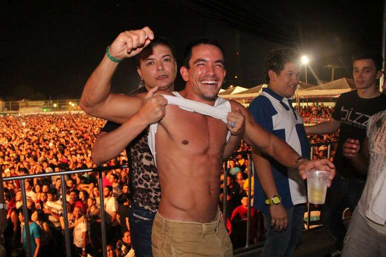 Naldo agitou o público em Parintins, Amazonas, na noite dessa quinta-feira (27). Ele dançou com uma fã suas coreografias ousadas e sensuais