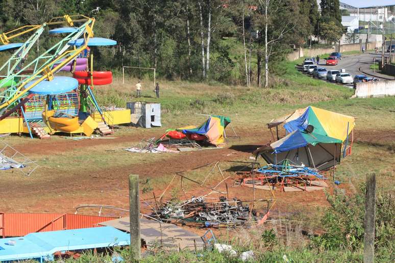 <p>Um grupo de moradores de Colombo revoltados com o assassinato de Tayná destruiu brinquedos do parque de diversões</p>