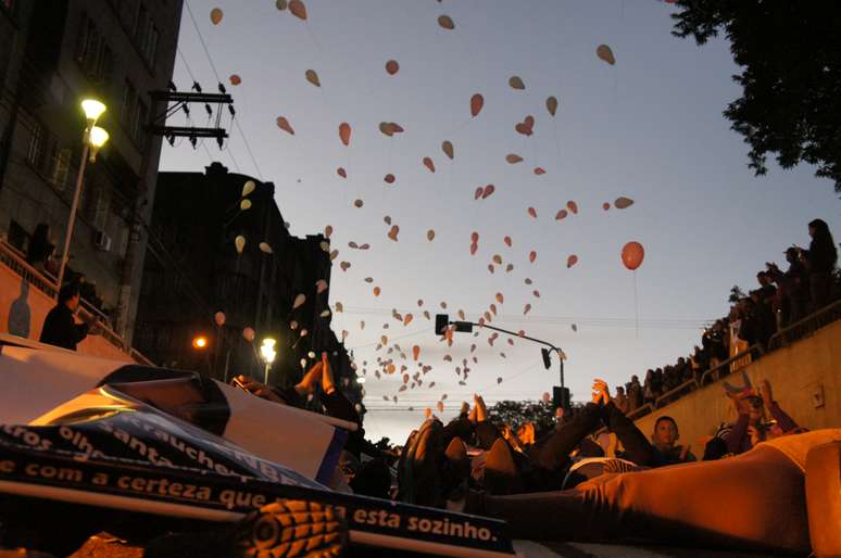 Pouco depois das 18h, o presidente da AVTSM, Adherbal Ferreira, deu a ordem para que os balões fossem soltos