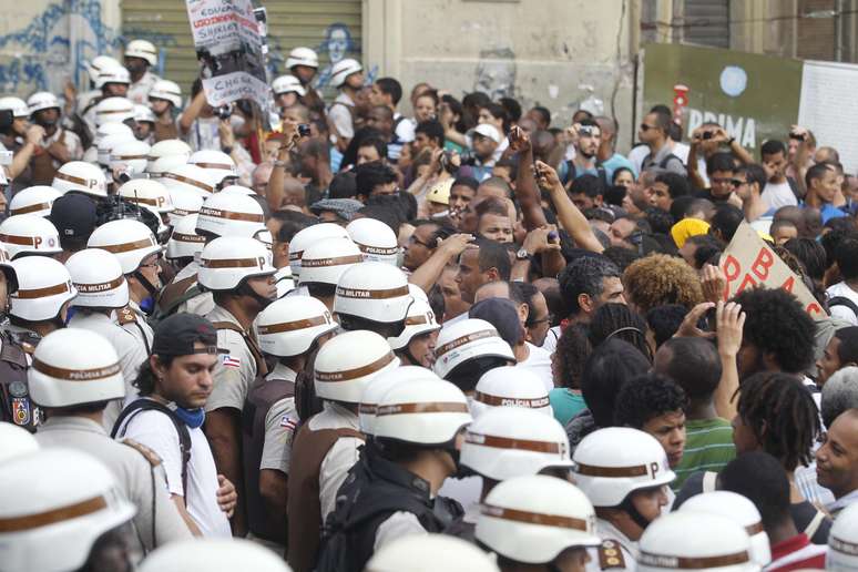 <p>Em meio aos protestos em Salvador, nesta quinta-feira, quatro pessoas foram presas e nove adolescentes apreendidos suspeitos de cometerem atos de vandalismo</p>