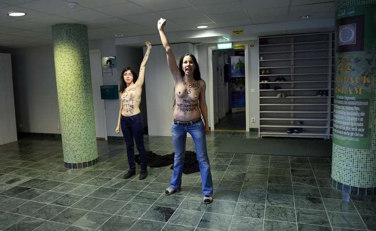 As ativistas feministas gritaram "Libertem as mulheres", "N&atilde;o &agrave; sharia" e "N&atilde;o &agrave; opress&atilde;o"