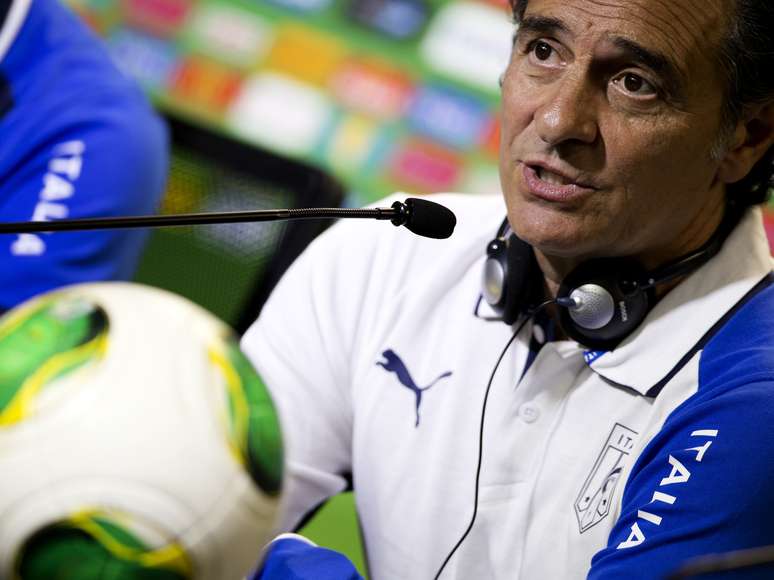 <p>Prandelli tem dificuldades em escalar a Itália por conta de desfalques</p>