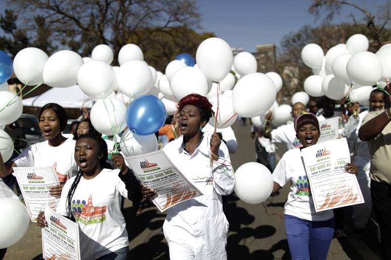 <p>Com balões, cidadãos rezam nas proximidades do hospital onde Mandela está internado em estado crítico</p>