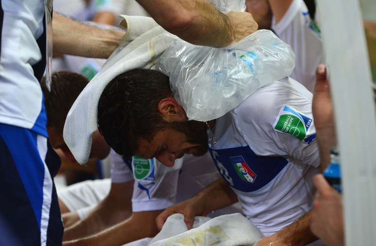 Italiano Candreva tenta aliviar o calor durante duelo na Copa das Confederações