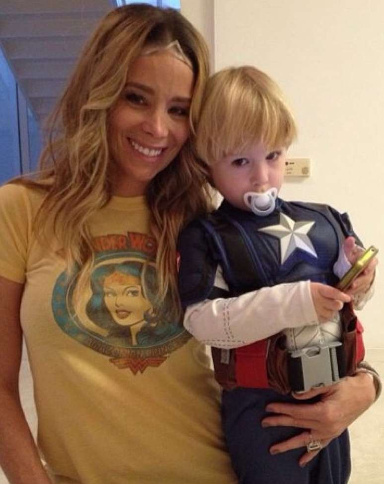 Dani Winits posa com o filho Guy, de 2 anos, fruto do relacionamento com Jonatas Faro