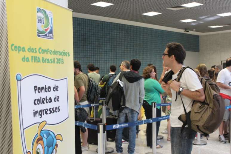 <p>No aeroporto Santos Dumont, filas, mas para quem agendou a retirada previamente a espera n&atilde;o &eacute; maior do que cinco minutos</p>
