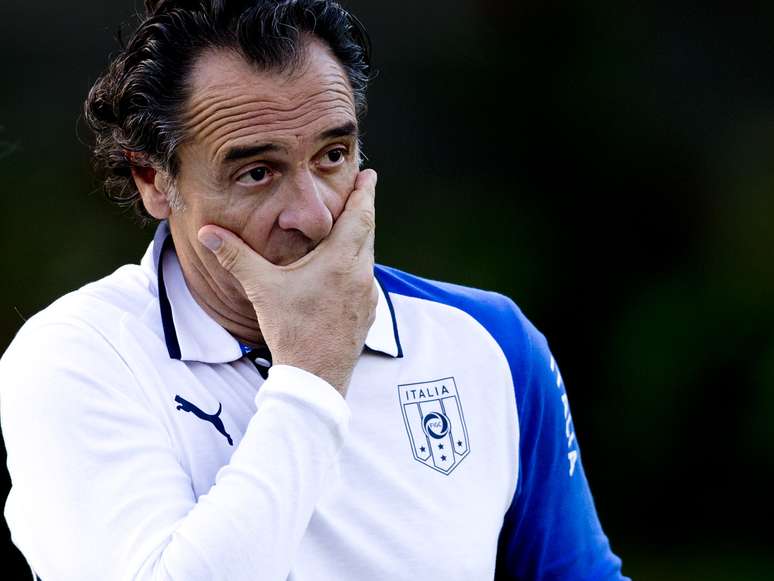 <p>Estudioso, Cesare Prandelli costuma mudar esquema tático considerando os pontos fracos de cada adversário</p>