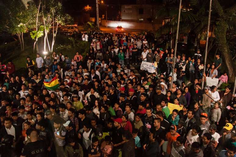 <p>Dezenas de bolivianos fizeram protesto pedindo justiça em frente ao 49º DP no Bairro de São Mateus, em São Paulo (SP), após a morte do menino Brayan Yanarico Capcha</p>