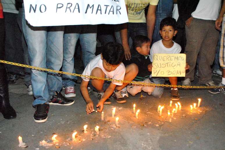 <p>Crianças bolivianas acendem vela durante protesto pela morte de Brayan</p>