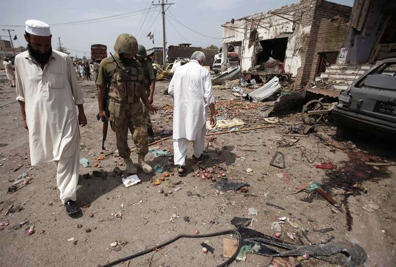 <p>Peshawar: não se sabe se os explosivos foram detonados à distância ou por um suicida</p>