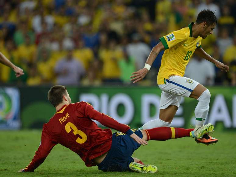 <p>Zagueiro espanhol Pique levanta a perna, para Neymar com falta e é expulso</p>