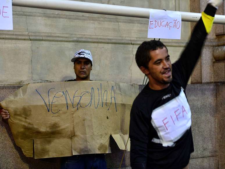 <p>A manifestação ocorreu de maneira pacifica. No Vale do Anhangabaú, 230 policiais militares fazem a segurança do evento</p>