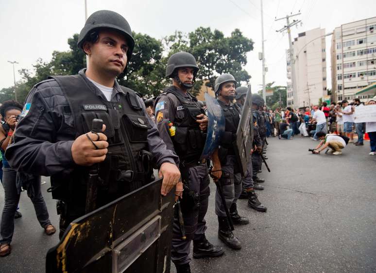 <p>Batalh&atilde;o de Choque faz barreira pr&oacute;ximo aos est&aacute;dio</p>