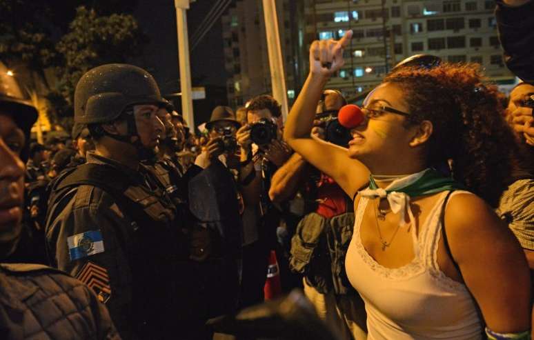 <p>Cena nas portas do Maracanã no dia 30 de junho de 2013; enquanto Brasil vencia a Espanha na final da Copa das Confederações, arredores do estádio tinha confronto entre manifestantes e policiais</p>