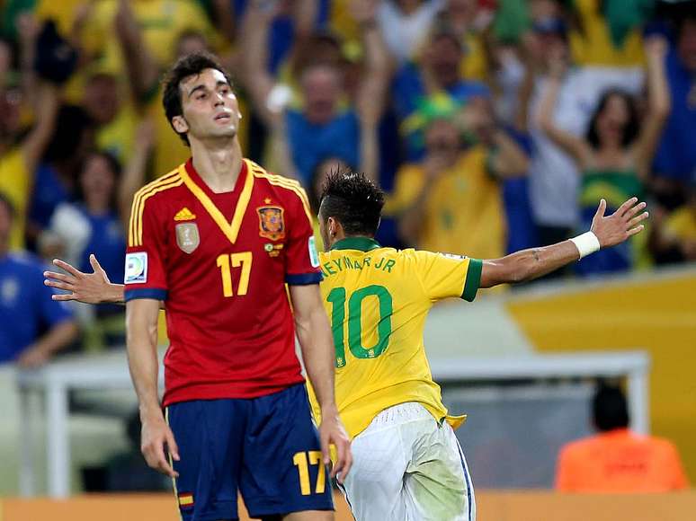 <p>Arbeloa lamenta o golaço de Neymar, segundo do Brasil na final da Copa das Confederações</p>