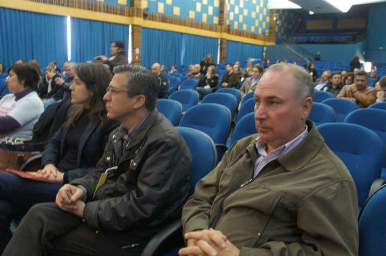 O presidente da associação de familiares da tragédia, Adherbal Ferreira (esquerda), e o vice, Léo Becker (direita), foram reeleitos