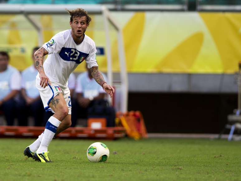 <p>Diamanti expõe seus braços tatuados no jogo contra o Uruguai</p>