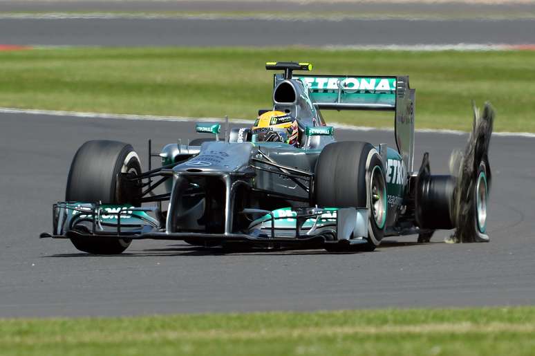 <p>Hamilton sofreu com pneu furado durante prova</p>