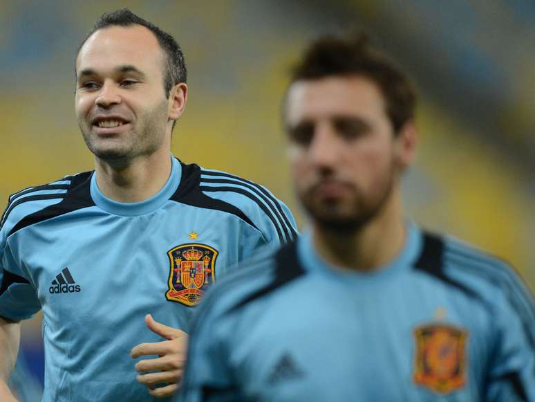 <p>Iniesta, à esquerda, o melhor jogador da Espanha na Copa das Confederações</p>
