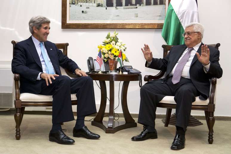 <p>Secretário de Estado dos EUA John Kerry se reuniu com o presidente palestino Mahmoud Abbas em Ramallah no final de junho</p>