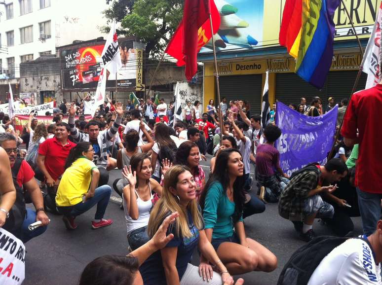 Na rua Santo Afonso, manifestantes se sentaram no chão para protestar