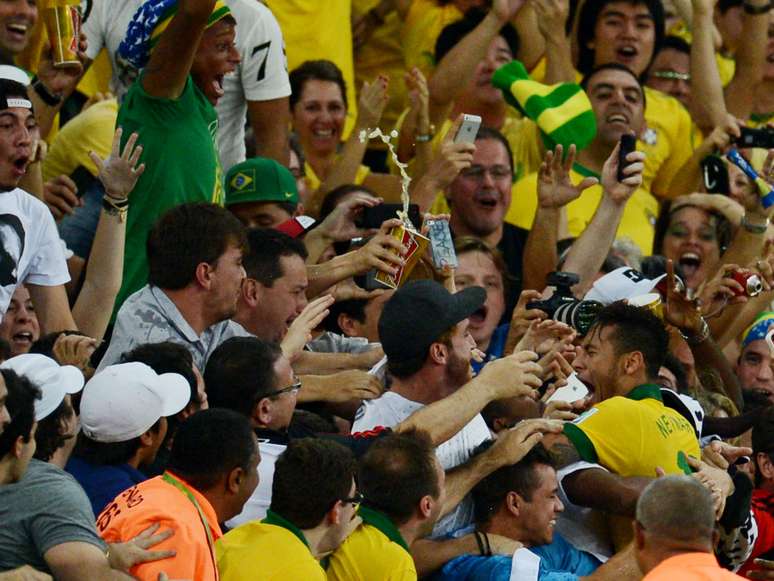 <p>Torcida vai à loucura com comemoração de Neymar</p>