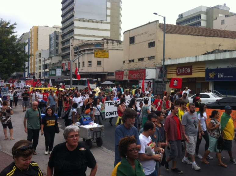 <p>Manifestantes que estão na Tijuca chutaram carro da Rede Globo</p>