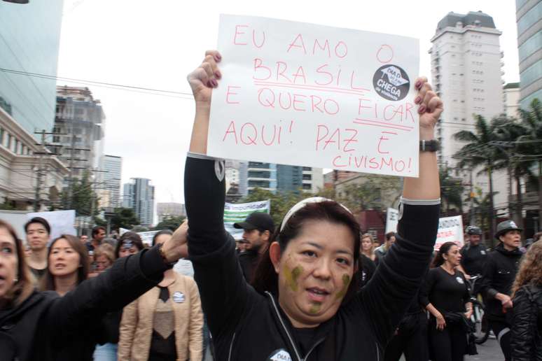 <p>Participante marcha por paz e civismo na capital paulista</p>