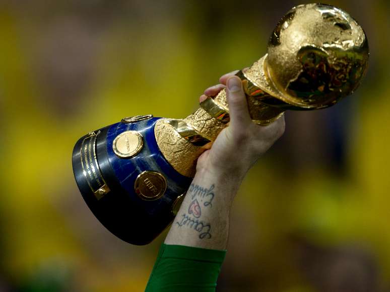 <p>Júlio César ergue a quarta taça da Copa das Confederações conquistada pela Seleção Brasileira</p>