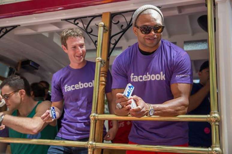 Mais de 700 funcionários do Facebook, incluindo o CEO da companhia, Mark Zuckerberg, participaram durante o final de semana da Parada do Orgulho Gay em São Francisco, na Califórnia