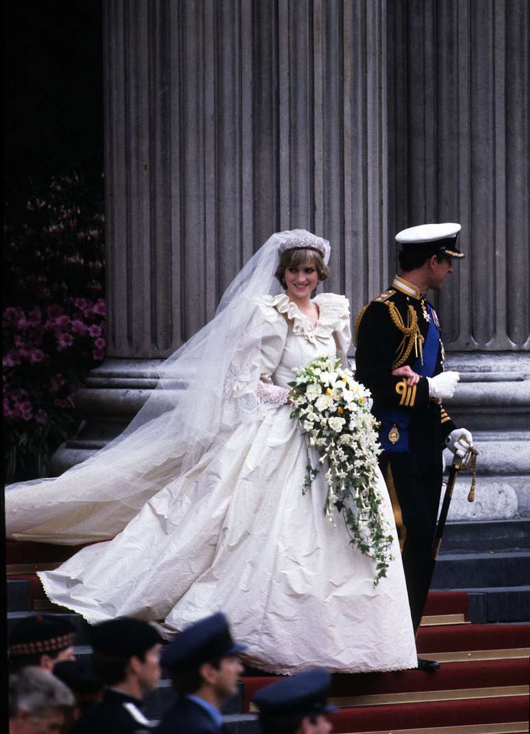 <p>Em 29 de julho de 1981, Diana se casa com o príncipe Charles num volumoso vestido assinado pela dupla de estilista Emanuel's</p>