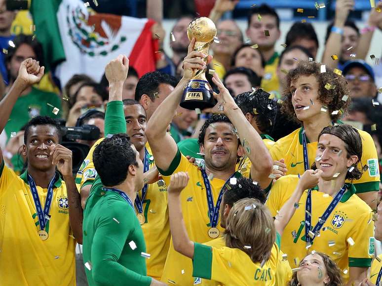 Artilheiro do Brasil na Copa das Confederações, Fred ergue a taça no pódio