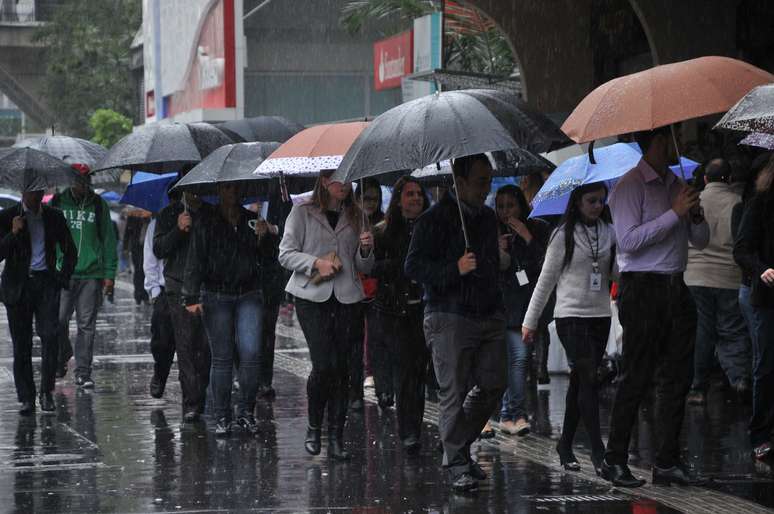 Por conta da chuva que cai sobre São Paulo, Centro de Gerenciamento de Emergência colocou cidade em estado de atenção para alagamento