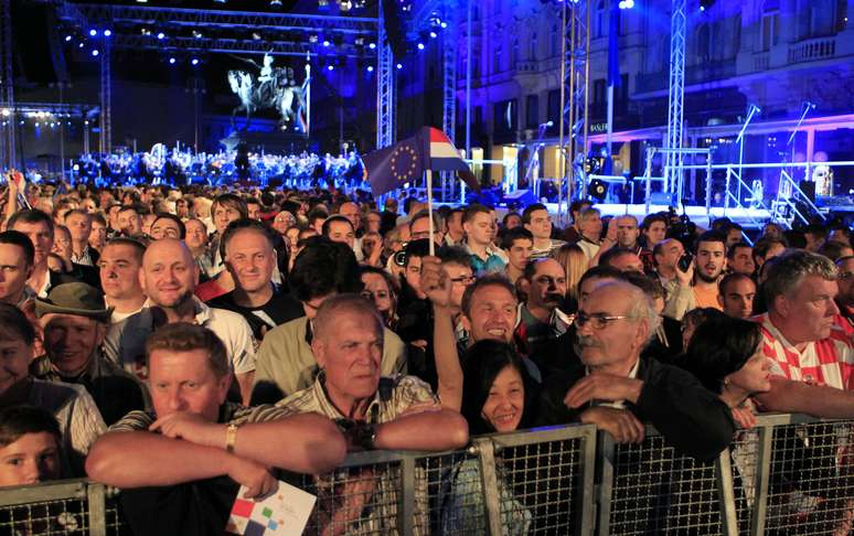 Na praça Ban Jelacic, milhares de pessoas assistiram em um ambiente festivo à cerimônia, que marcou a entrada do primeiro país na UE desde o início da crise que abala a zona do euro, em 2008