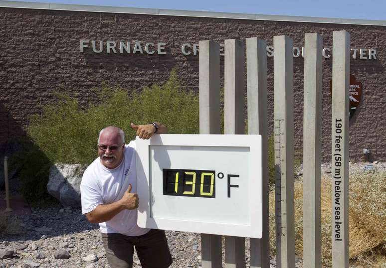 Craig Blanchard posa ao lado de termômetro marcando 130°F (54,4°C) no Parque Nacional de Death Valley no sábado. A medida não era oficial