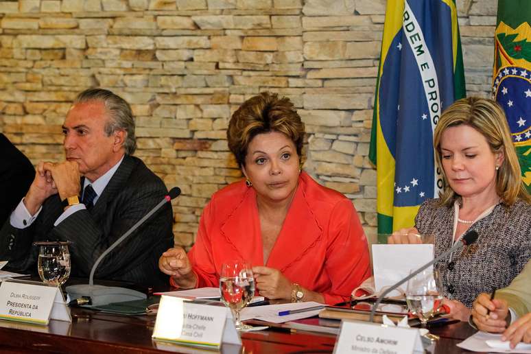 <p>A presidente Dilma Rousseff entre o vice, Michel Temer, e a ministra-chefe da Casa Civil, Gleisi Hoffmann, durante reunião ministerial</p>