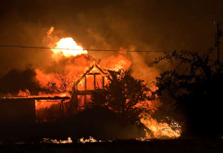 Casa é engolida pelas chamas durante incêndio na área conhecida como Yarnell Hill, no Arizona
