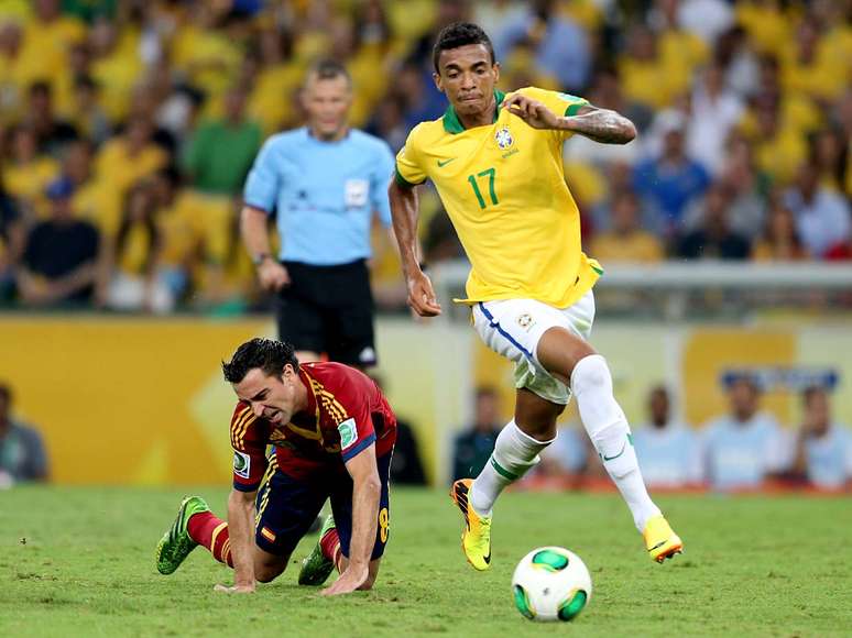 <p>Luiz Gustavo passa por cima de Xavi na marcação: volante virou realidade entre titulares da Seleção</p>