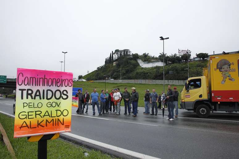 <p>Manifestantes também fecharam a rodovia Anchieta nesta segunda-feira</p>