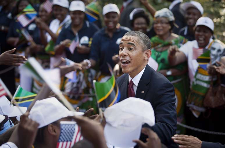 Obama é recebido por multidão ao desembarcar em Dar es Salaam