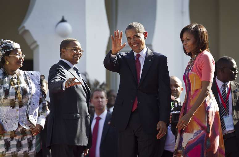 Ao lado da primeira-dama Michelle, Obama recebe os cumprimentos do presidente da Tanzânia e de dua mulher