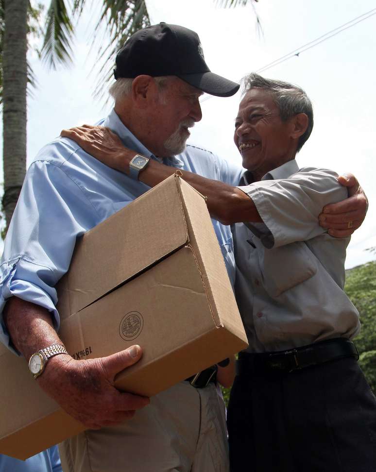 Axelrad abraça Hung ao chegar com os ossos do braço do vietnamita em uma caixa