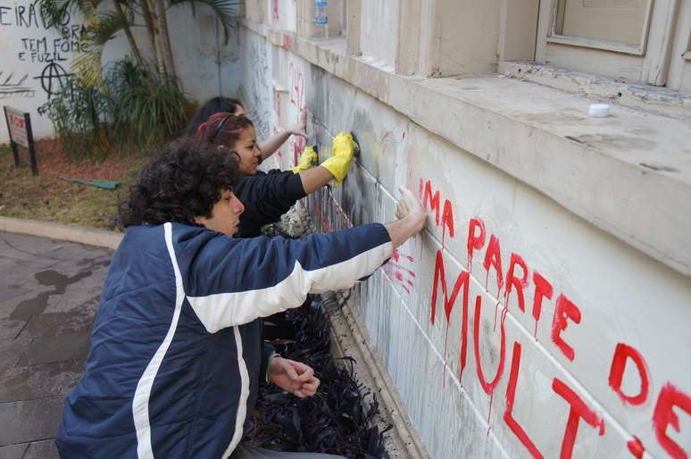 <p>Os manifestantes também limparam os banheiros do térreo e a fachada da Câmara</p>