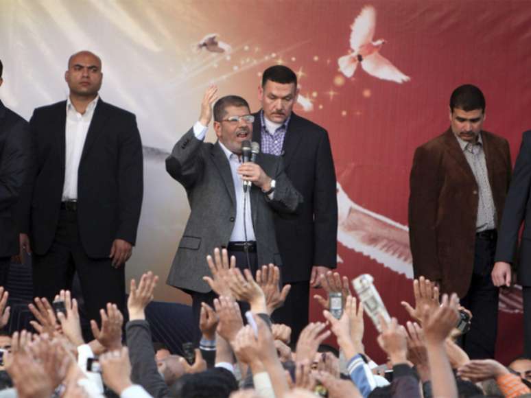 Anúncio de decretos gerou crise nova política na jovem democracia egípcia