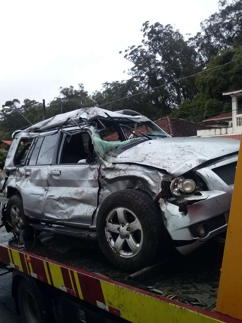 Carro caiu em ribanceira na rodovia Castello Branco, em Araçariguama, interior de São Paulo