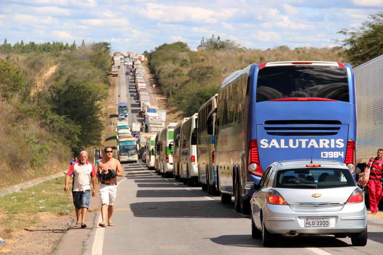 <p>Protesto chegou a causar congestionamento de cerca de 30 quilômetros na BR-116, próximo a Cândido Sales, na Bahia</p>