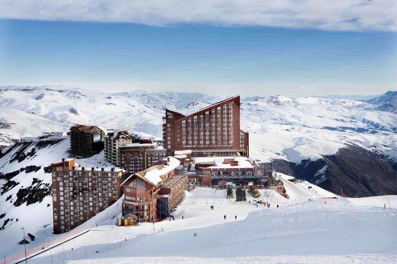 <p><strong>Valle Nevado</strong><br />A menos de uma hora de carro de Santiago, o resort de Valle Nevado, o maior da América do Sul, comemora neste ano seu 25º aniversário. Para comemorar a ocasião, o centro de esqui inaugura nesta temporada uma nova pista e abre seu Snowpark renovado para quem gosta de manobras radicais na hora de praticar esqui ou snowboard</p>