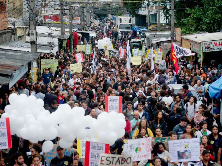 <p>Cerca de 2 mil moradores do Complexo de Favelas da Maré realizam uma manifestação nesta terça-feira</p>