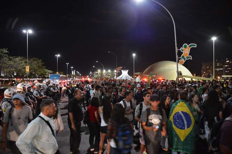 <p>Cerca de 500 pessoas, conforme a Polícia Militar, participam de protesto contra a corrupção nesta segunda-feira em Brasília</p>