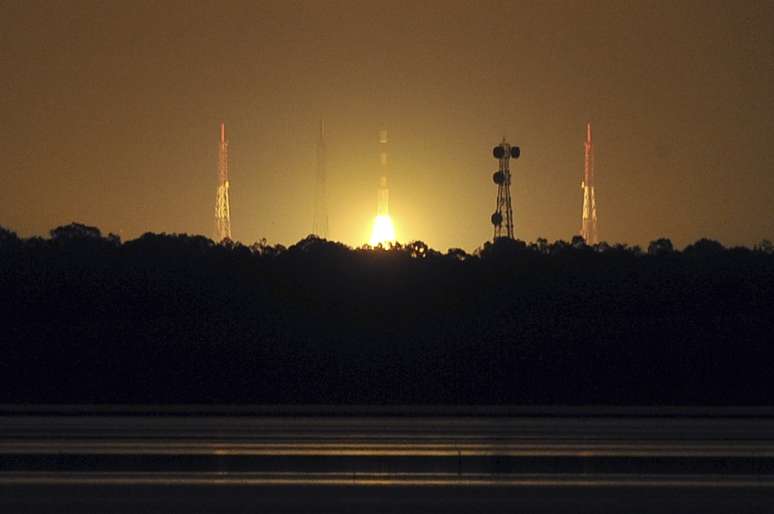 <p>O foguete decolou nesta segunda-feira &agrave; noite &agrave;s 23h41 locais (15h11 de Bras&iacute;lia) em Sriharikota, uma base situada em uma regi&atilde;o litor&acirc;nea</p>